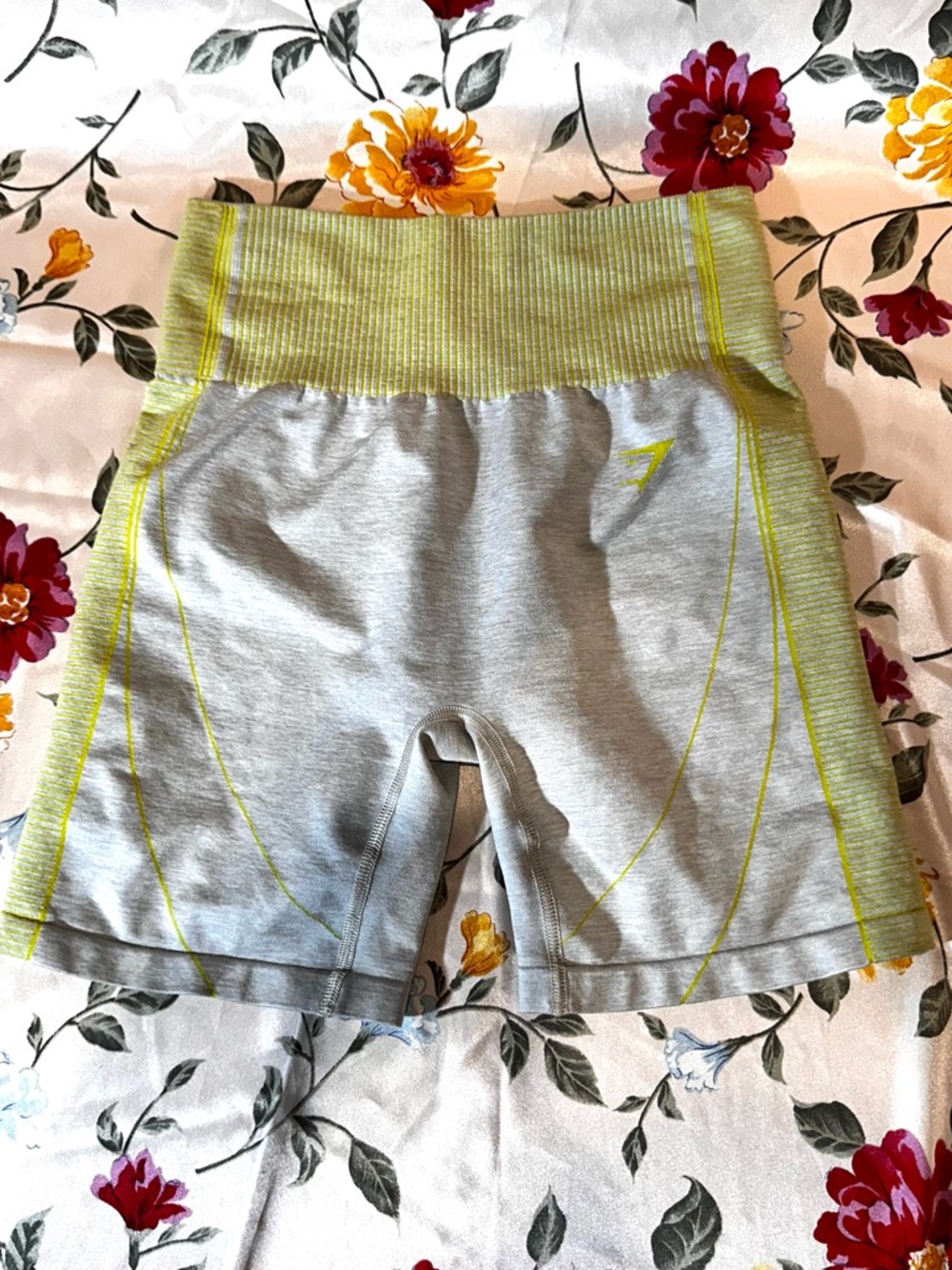 GYMSHARK HYPER AMPLIFY SHORTS LIGHT GREY MARL/LIME SIZE MEDIUM